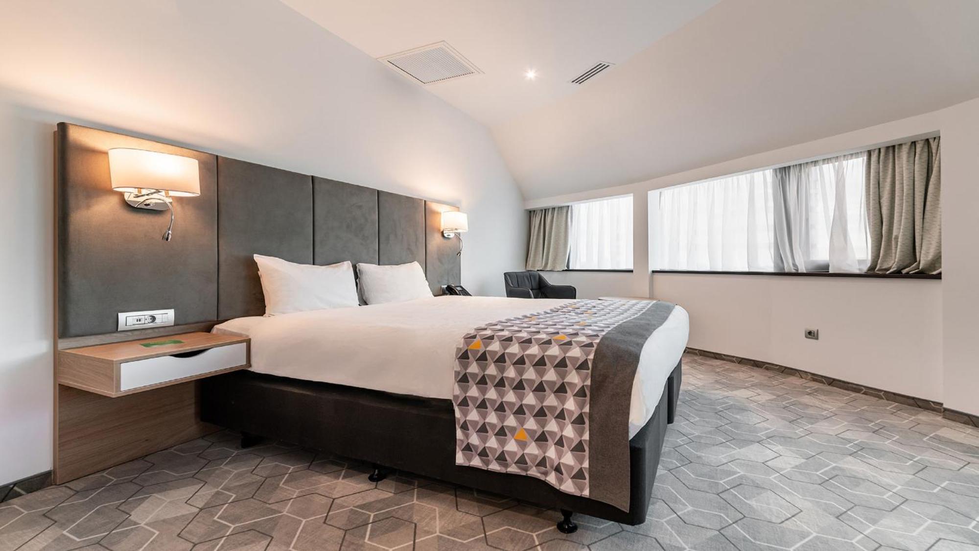 Holiday Inn Bucharest - Times, An Ihg Hotel Экстерьер фото