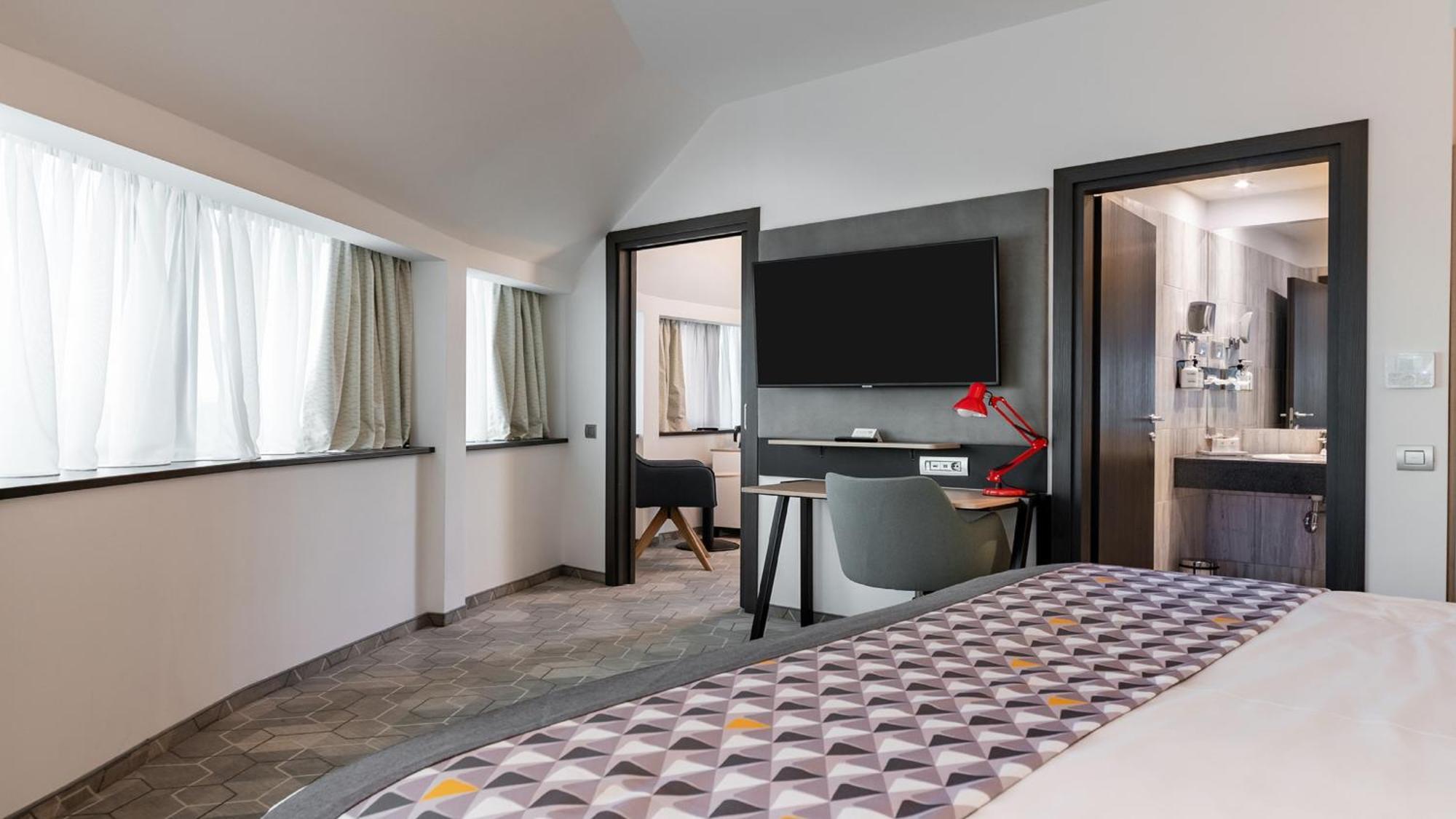 Holiday Inn Bucharest - Times, An Ihg Hotel Экстерьер фото